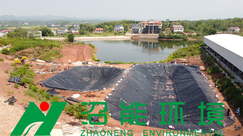 湖南衡阳石鼓区5000立方黑膜沼气工程沼气池成功铺底